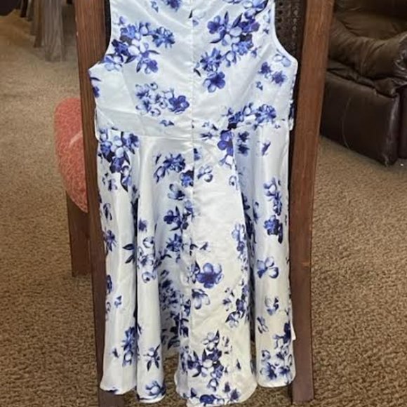 Girls dress, Kidsform, 6-7y, dark blue flowers on white satin material - Picture 2 of 2